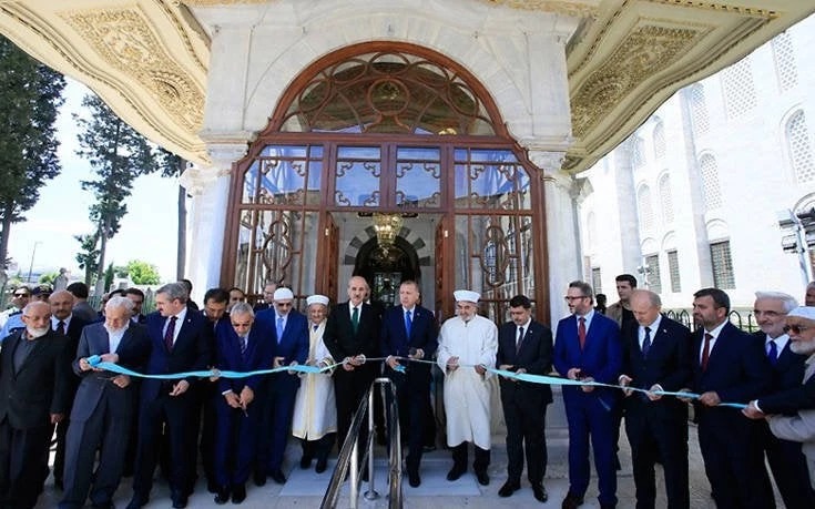 Το απόλυτο κιτς από τον Σουλτάνο – Εκοψε την κορδέλα στον τάφο του Μωάμεθ του Πορθητή – Εικόνες